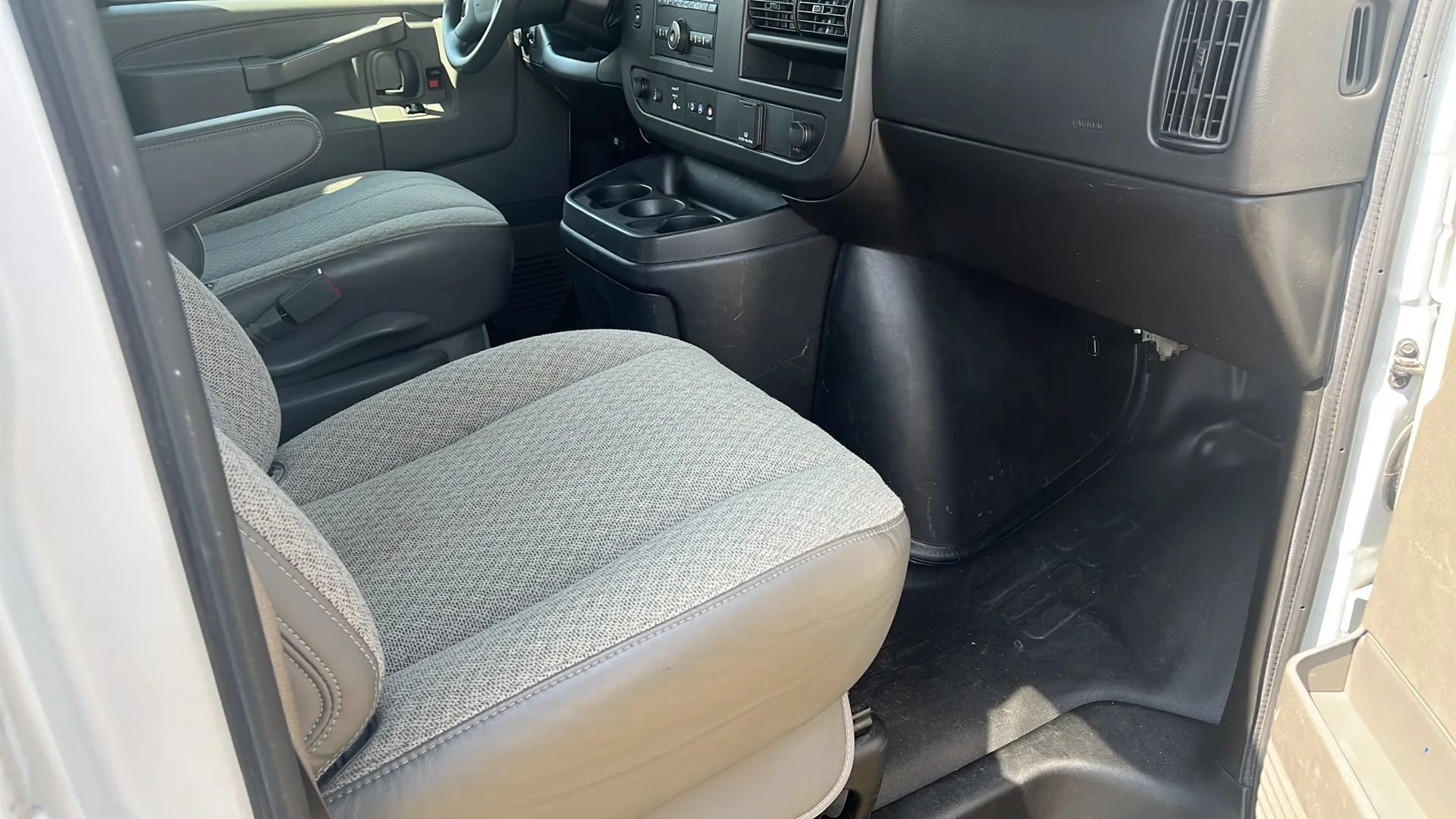 Used 2022 Chevrolet Express 2500 w/ Driver Convenience Package RWD image 12