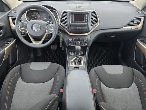 Used 2018 Jeep Cherokee Latitude w/ Altitude Package AWD/4WD image 11
