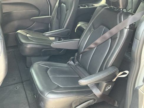 Used 2025 Chrysler Pacifica Select FWD image 16