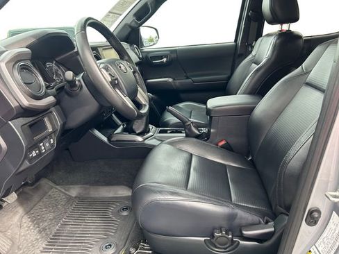Certified 2019 Toyota Tacoma TRD Off-Road w/ TRD Premium Off Road Package image 9