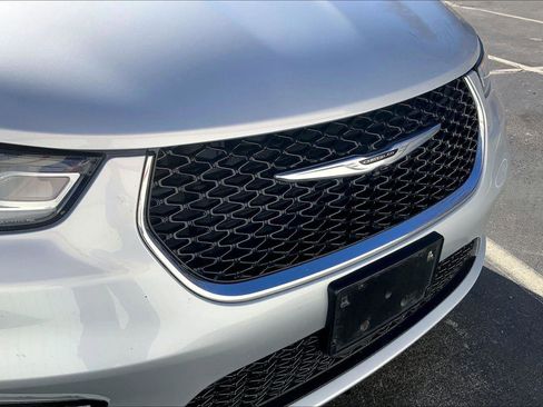 Used 2023 Chrysler Pacifica Touring-L image 28