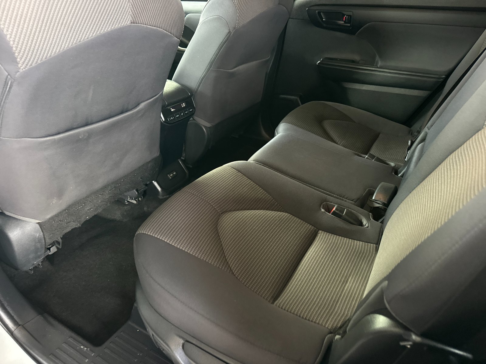 Used 2023 Toyota Highlander LE FWD image 11