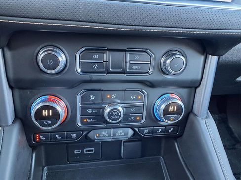 Used 2024 GMC Yukon SLT w/ SLT Luxury Package image 6