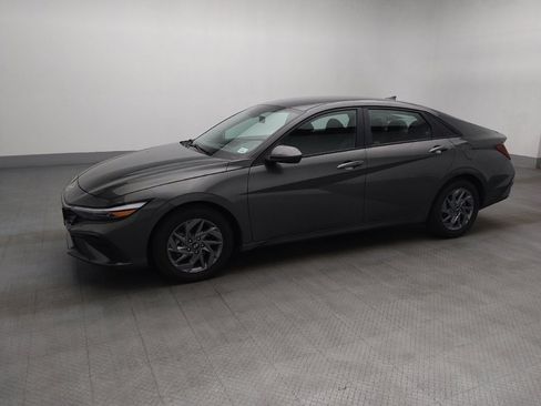 Used 2024 Hyundai Elantra SEL FWD image 2