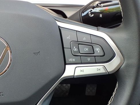 Used 2025 Volkswagen Tiguan SE AWD/4WD image 18