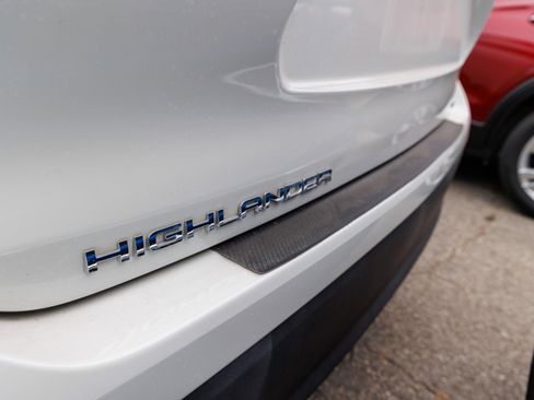 Used 2021 Toyota Highlander LE image 11