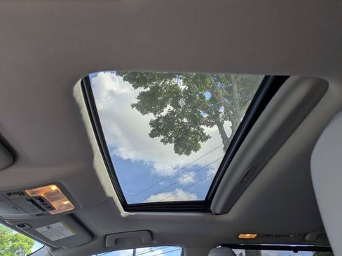 Used 2019 Toyota Highlander Limited AWD/4WD image 25