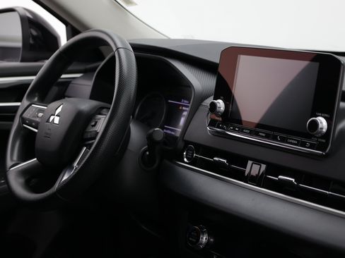 Used 2024 Mitsubishi Outlander ES FWD image 39
