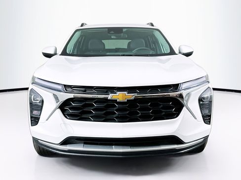 Used 2024 Chevrolet Trax LT image 2