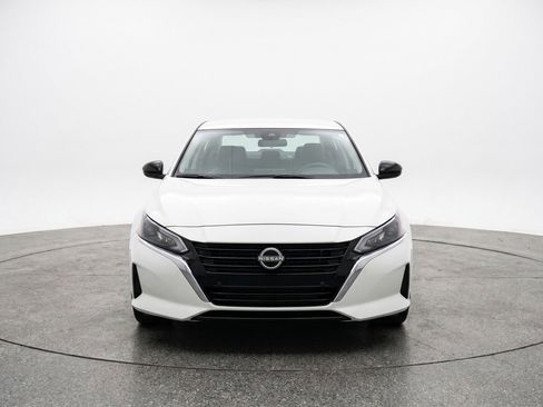Used 2025 Nissan Altima 2.5 SV FWD image 2