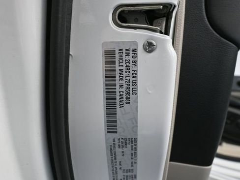 Used 2023 Chrysler Pacifica Touring-L image 50