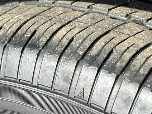 Used 2025 Chrysler Pacifica Select image 9