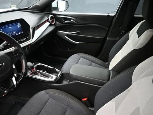 Used 2025 Chevrolet Trax RS w/ Sunroof Package FWD image 15