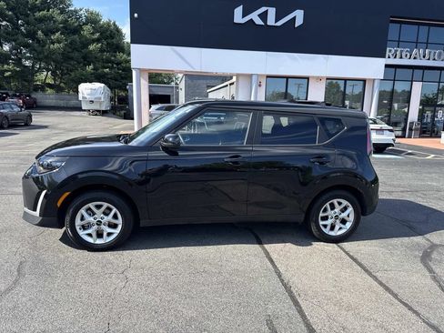 Used 2024 Kia Soul LX w/ Option Group 015 FWD image 2