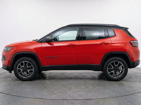 Used 2025 Jeep Compass Trailhawk AWD/4WD image 5