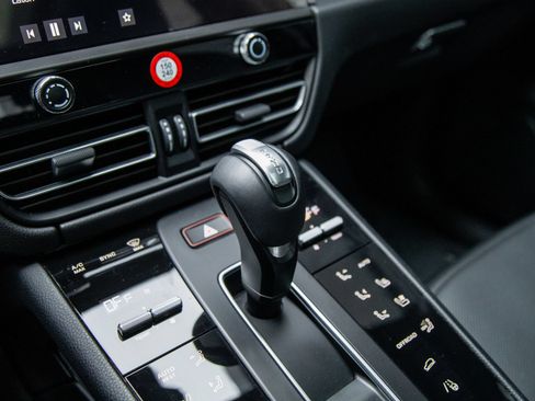 Certified 2026 Porsche Macan AWD/4WD image 22