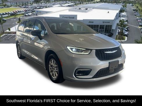 Used 2024 Chrysler Pacifica Touring-L image 2