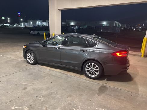 Used 2020 Ford Fusion SE image 11