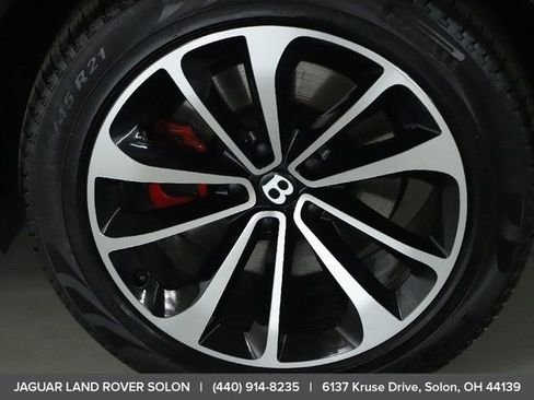 Used 2022 Bentley Bentayga image 38