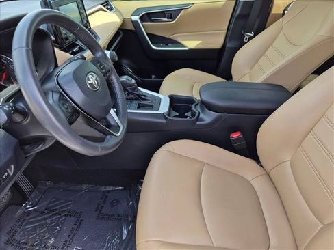 Used 2020 Toyota RAV4 XLE Premium FWD image 15