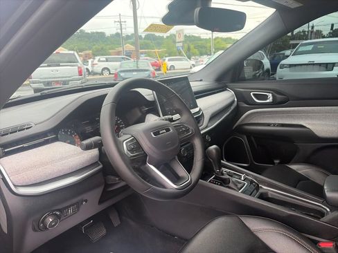 Used 2024 Jeep Compass Latitude AWD/4WD image 17