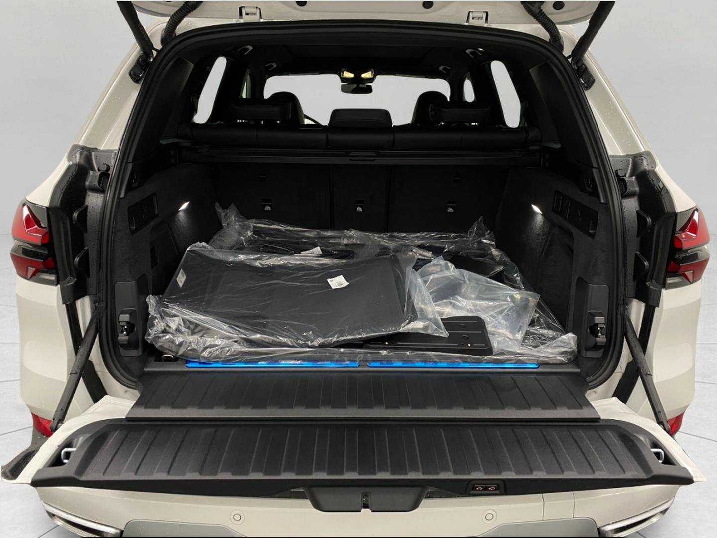 New 2026 BMW X5 xDrive50e w/ Executive Package AWD/4WD image 7