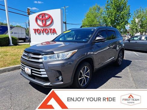 Used 2017 Toyota Highlander XLE AWD/4WD image 1