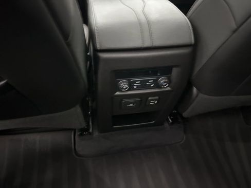 Used 2023 Chevrolet Traverse High Country image 25