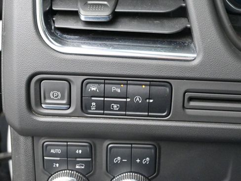 Used 2023 GMC Yukon SLT w/ SLT Premium Package image 26