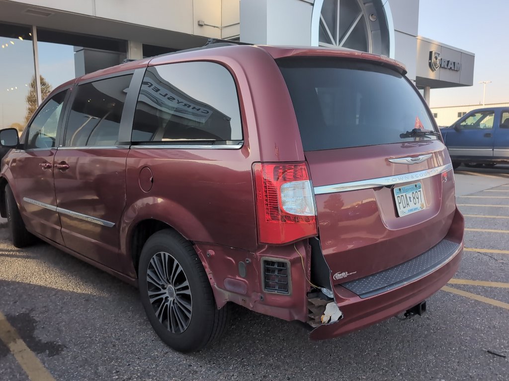 Used 2014 Chrysler Town & Country S FWD image 3