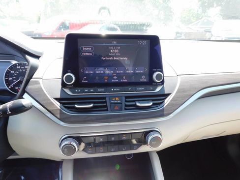 Used 2025 Nissan Altima 2.5 SV FWD image 9