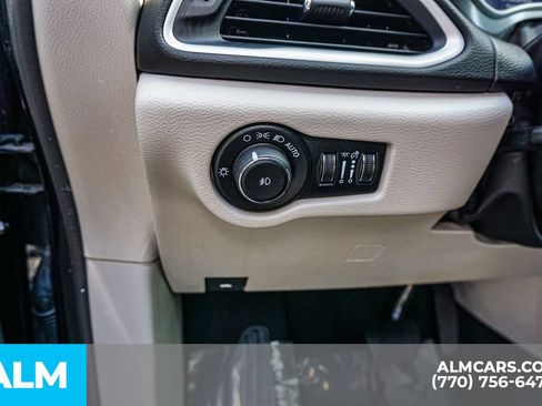Used 2024 Chrysler Pacifica Touring-L FWD image 37
