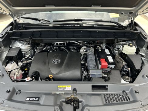 Used 2020 Toyota Highlander XLE AWD/4WD image 12