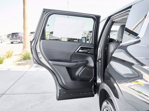 New 2026 Mitsubishi Outlander SE image 16