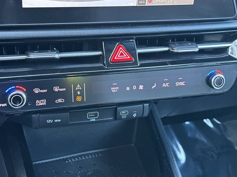 Used 2023 Kia Niro EX image 24