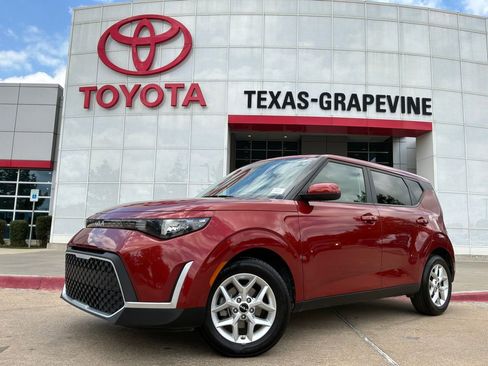 Used 2025 Kia Soul LX w/ LX Technology Package FWD image 2