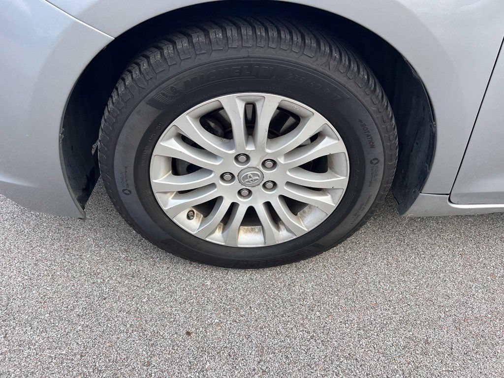 Used 2017 Toyota Sienna FWD image 11