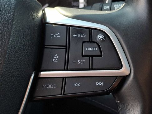 Used 2023 Toyota Highlander XLE AWD/4WD image 19