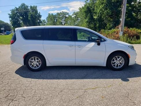 Used 2024 Chrysler Pacifica Touring-L FWD image 2