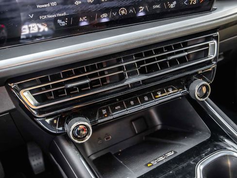 Used 2025 Chevrolet Traverse LT image 16