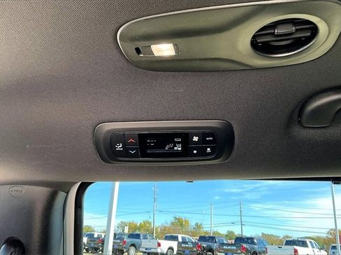 New 2026 Chrysler Pacifica Select image 22
