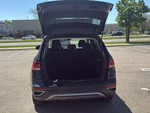 Used 2024 Volkswagen Taos SE image 27