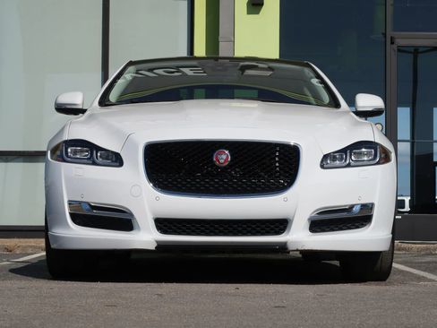 Used 2019 Jaguar XJ R-Sport RWD image 2