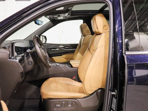Used 2024 Cadillac Escalade Premium Luxury AWD/4WD image 12