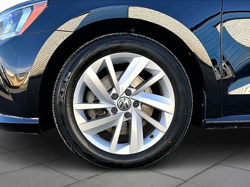 Used 2018 Volkswagen Passat 2.0T SE image 10