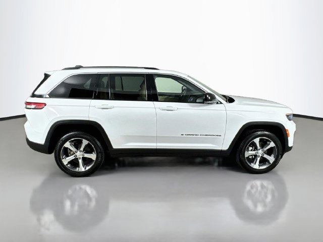 Used 2023 Jeep Grand Cherokee Limited w/ Luxury Tech Group II AWD/4WD image 5