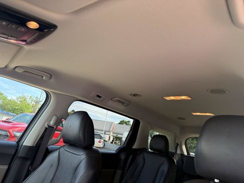 Used 2025 Kia Carnival FWD image 18