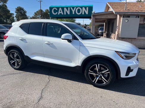 Used 2023 Volvo XC40 B5 Plus AWD/4WD image 2