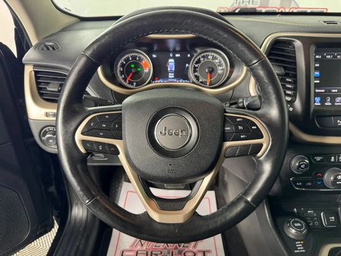 Used 2018 Jeep Cherokee Limited w/ Trailer Tow Group AWD/4WD image 13