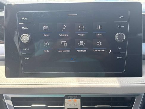 Used 2025 Volkswagen Taos SE FWD image 35